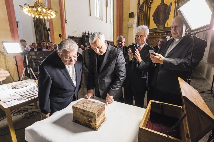 Kardinál Dominik Duka si prohlíží vyjmutou schránu s nápisem Jindřich Librarius s lidskými ostatky