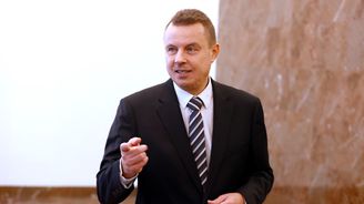 Radikál Jindřich Rajchl, mazlíček Kremlu přezdívaný Jindolf, topí pod kotlem. Zastiňuje to Okamuru i SPD Radikál Jindřich Rajchl, mazlíček Kremlu přezdívaný Jindolf, topí pod kotlem. Zastiňuje to Okamuru i SPD