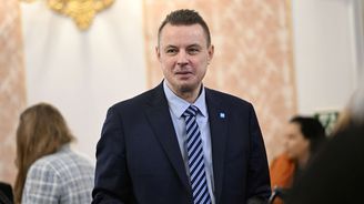 "Uměle vytvořená hysterie. Největší hřích byl očkovat děti," řekl Rajchl na semináři o covidu. Glosujeme živě "Uměle vytvořená hysterie. Největší hřích byl očkovat děti," řekl Rajchl na semináři o covidu. Glosujeme živě