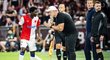 Stratég s náplastmi v uších radí Ayaosimu, střelci třetí branky Slavie v derby. Stratég s náplastmi v uších radí Ayaosimu, střelci třetí branky Slavie v derby.