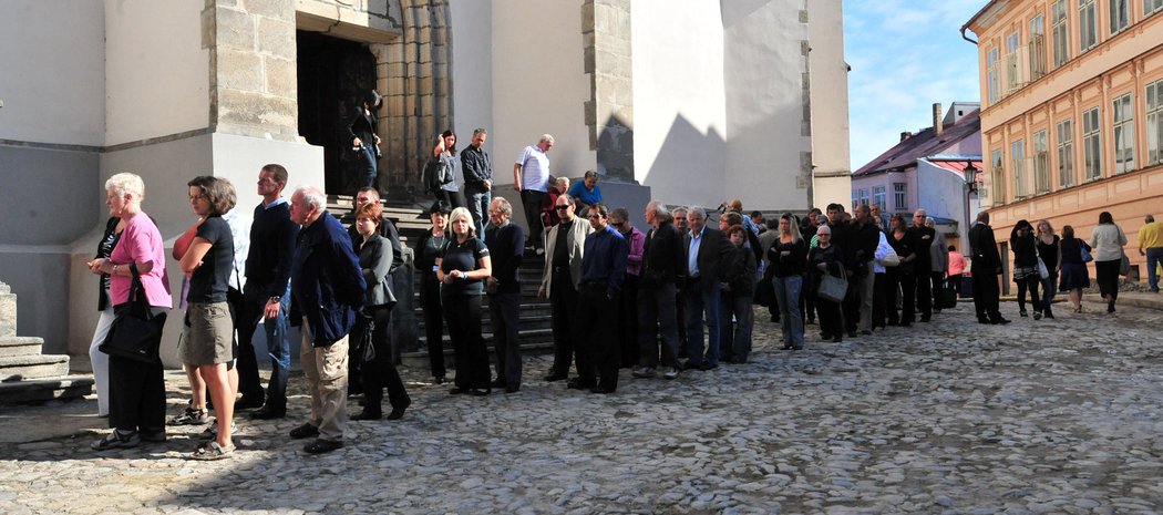 Stovky lidí proudí do kostela Nanebevzetí Panny Marie v Jindřichově Hradci, aby se rozloučili s hokejistou Janem Markem