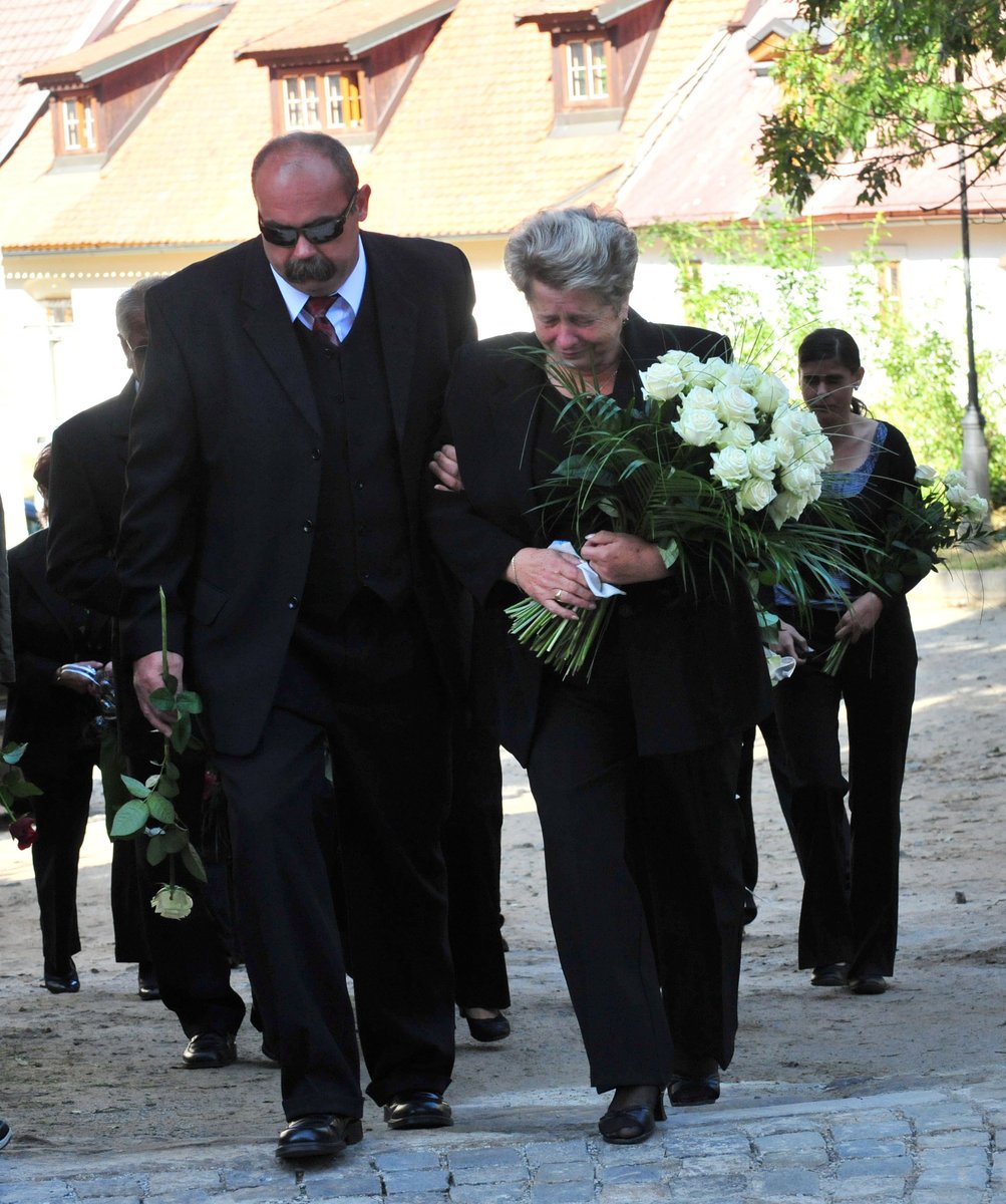 Blízcí Jana Marka se přichází rozloučit do kostela Nanebevzetí Panny Marie v Jidřichově Hradci