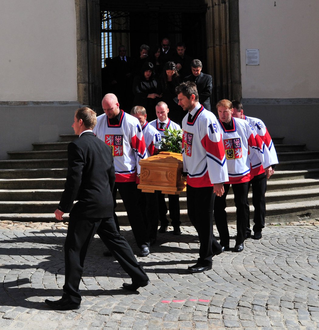 Všichni hráči, kteří nesli Markovu rakev, měli na sobě Markův dres s číslem patnáct