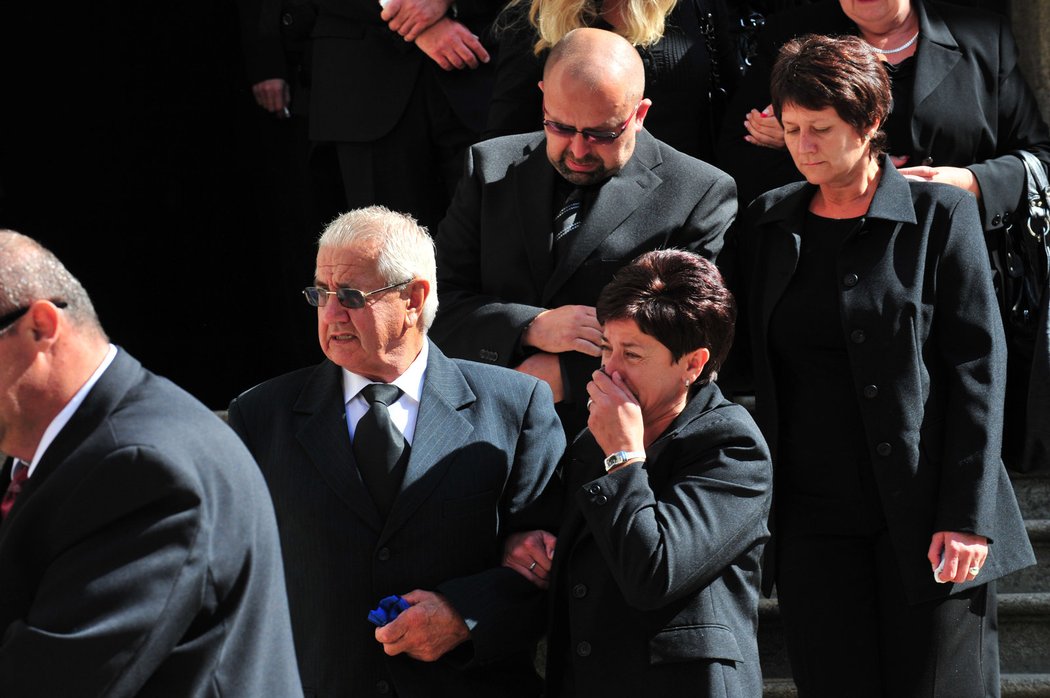 Rodina a přátelé v slzách opouští kostel, kde se rozloučili s Janem Markem