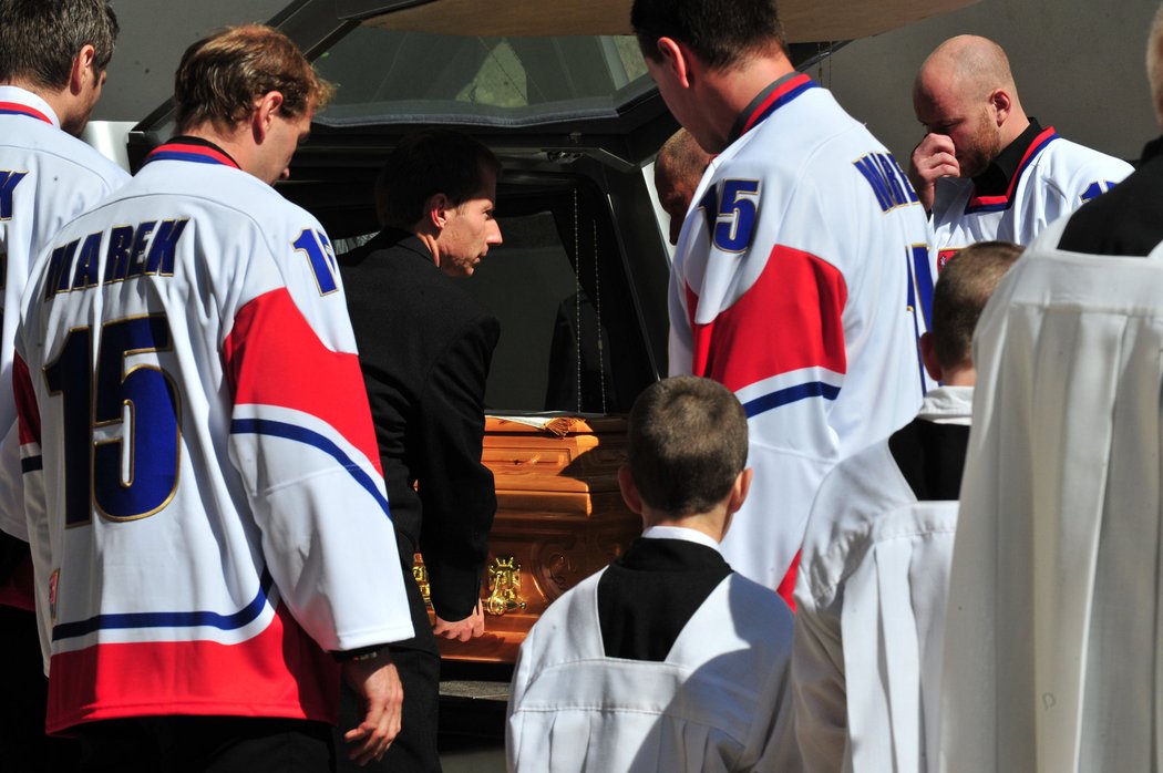 Rakev s ostatky Jana Marka nakládají do pohřebního vozu