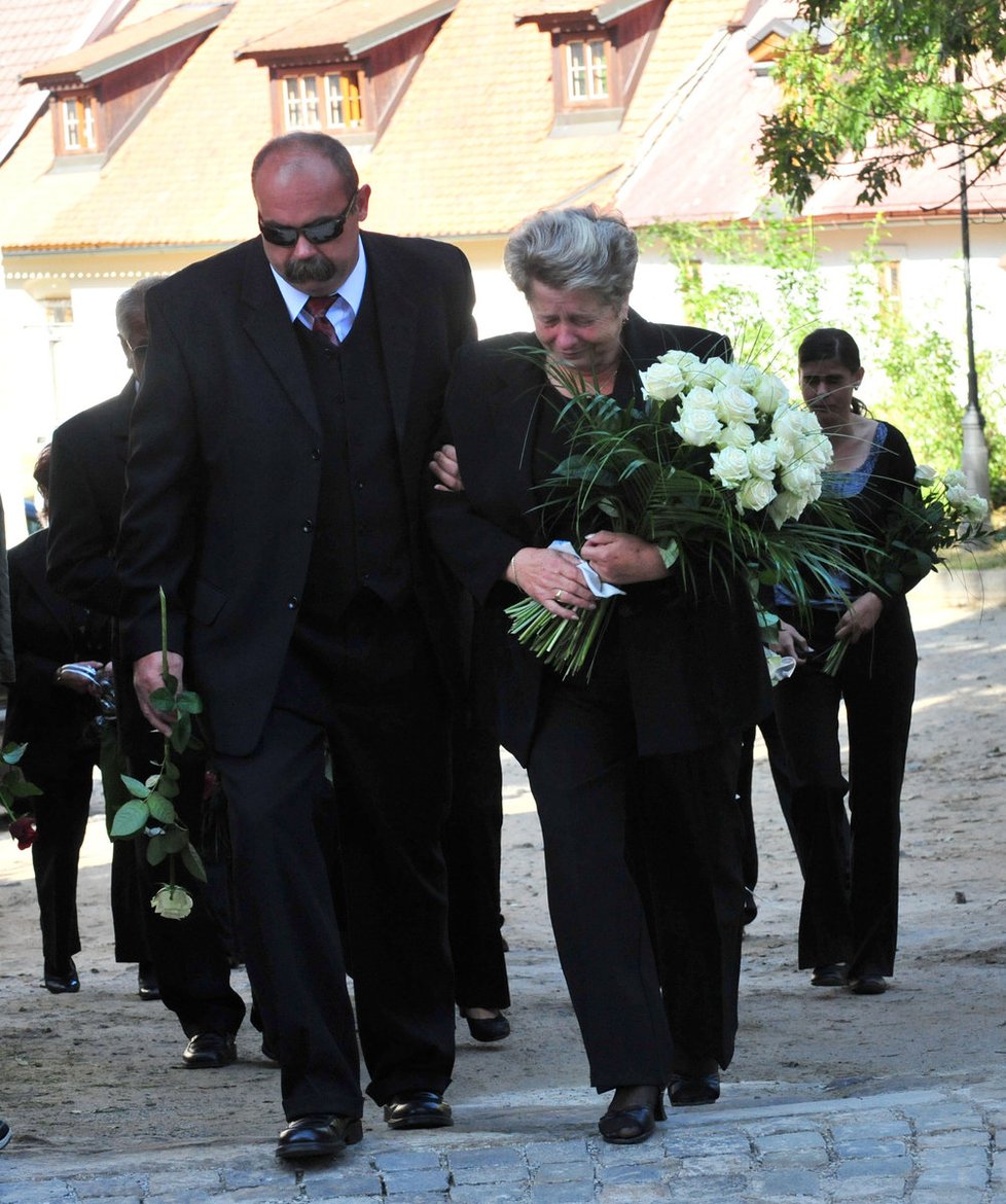 Blízcí Jana Marka se přichází rozloučit do kostela Nanebevzetí Panny Marie v Jidřichově Hradci