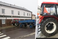 Bizarní nehoda v Jindřichově Hradci: Traktor projel zdí hotelu