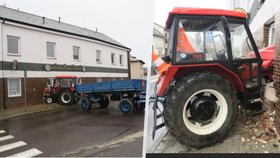 Traktor v Jindřichově Hradci projel zdí hotelu