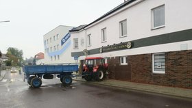 Traktor v Jindřichově Hradci projel zdí hotelu