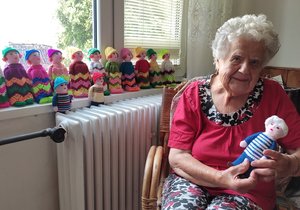 Paní Jindřiška Bendová (92) z Břeclavska vyrábí úžasné panáčky pro děti. Každý z nich vzniká přibližně 4 až 5 dnů.
