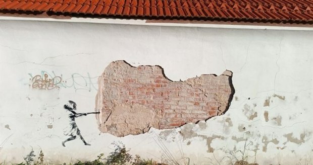 Banksy v Jinočanech? Na rozpadlé zdi se objevilo graffiti navlas stejné jako od legendárního umělce
