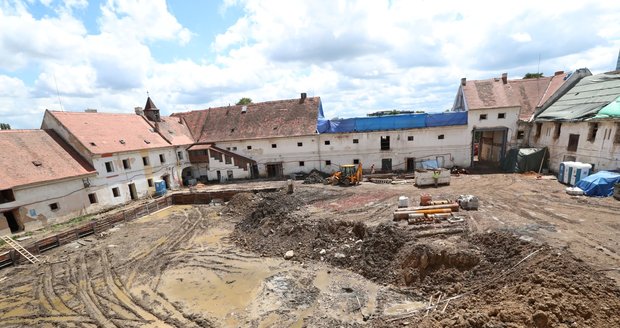 Developerská společnost V Invest rekonstruuje v pražských Jinonicích místní zámeček, který roky chátral. Práce probíhají ve spolupráci s památkáři. Zámeček si zachová svou historickou podobu a bude sloužit hlavně k bydlení.
