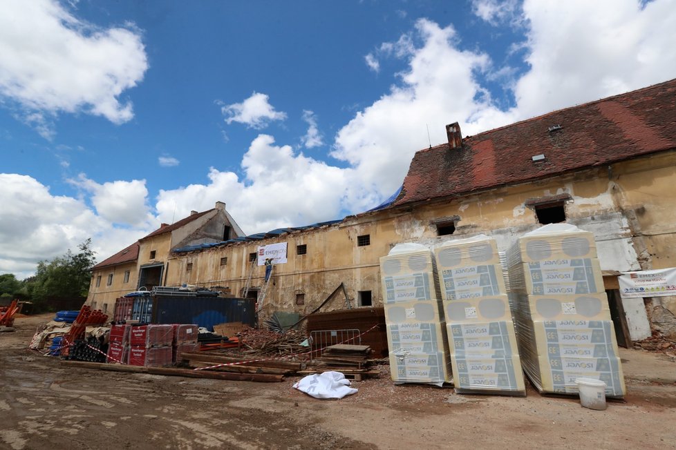 Developerská společnost V Invest rekonstruuje v pražských Jinonicích místní zámeček, který roky chátral. Práce probíhají ve spolupráci s památkáři. Zámeček si zachová svou historickou podobu a bude sloužit hlavně k bydlení.
