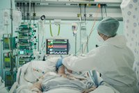 Experti odhalili, proč s omikronem končí v nemocnicích méně lidí. Nenapadá plíce