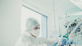 Jednotka intenzivní péče Krajské nemocnice Liberec je jedním z oddělení, kde se starají o covidové pacienty. (8. 12. 2021)