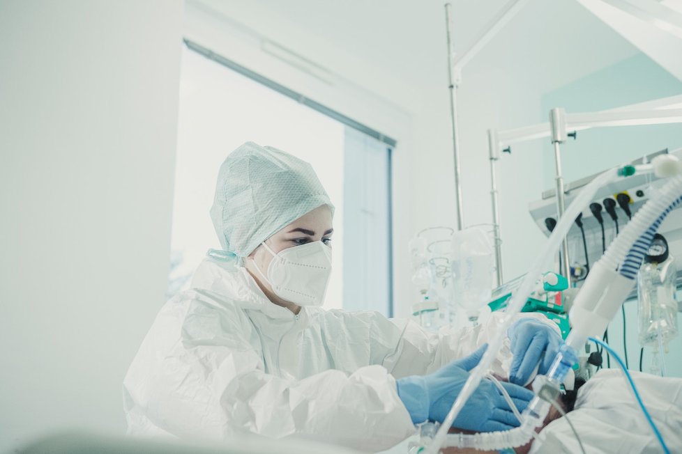 Jednotka intenzivní péče Krajské nemocnice Liberec je jedním z oddělení, kde se starají o covidové pacienty (8. 12. 2021).