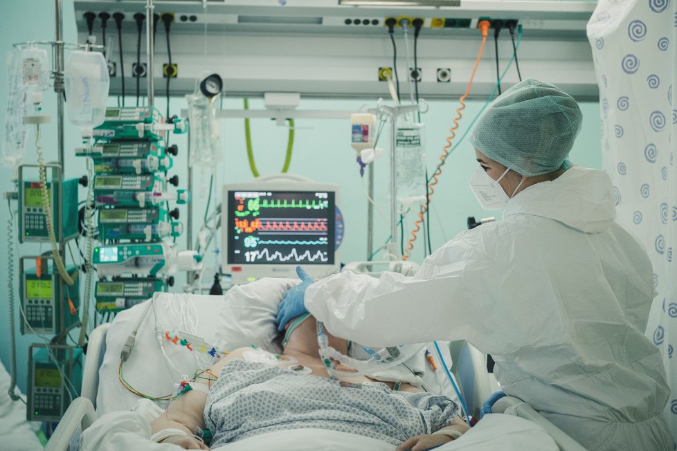Jednotka intenzivní péče Krajské nemocnice Liberec je jedním z oddělení, kde se starají o covidové pacienty (8. 12. 2021)