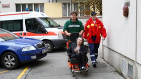 Jiřina Jirásková přijíždí po pěti týdnech v nemocnici domů...