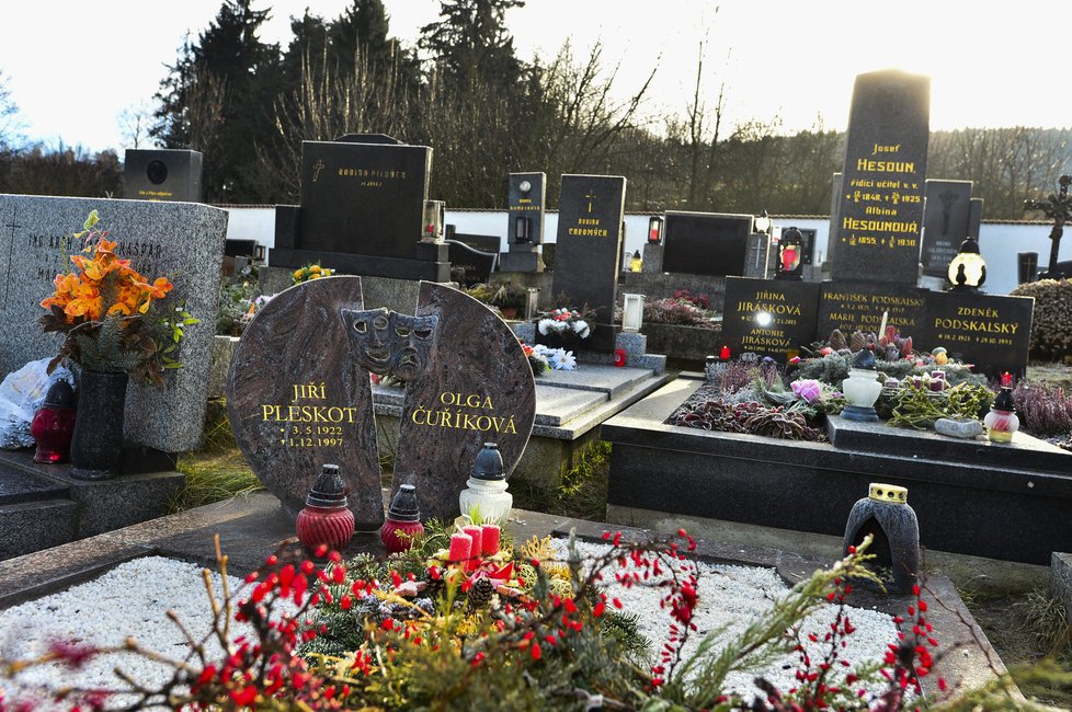 Na malenickém hřbitově spočine Olga vedle svého muže a životních přátel Jiráskové a Podskalského.