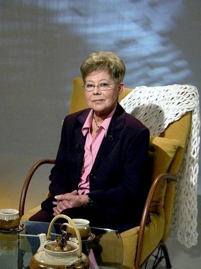 1993: Na obrazovky se vrátila až po revoluci. V České televizi uváděla pořad pro seniory Barvy života.