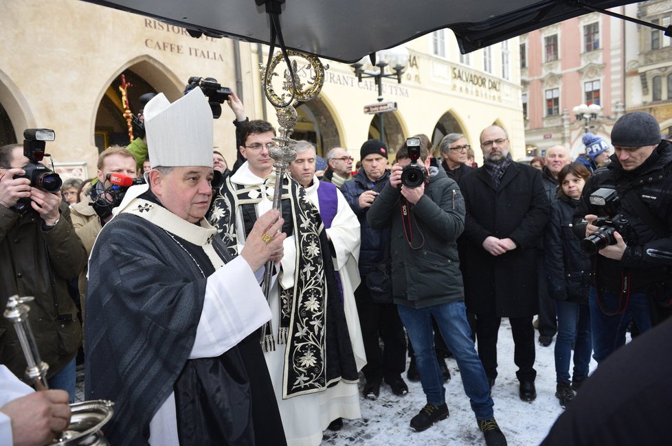Po mši před chrámem se smutečními hosty hovořil i kardinál Dominik Duka