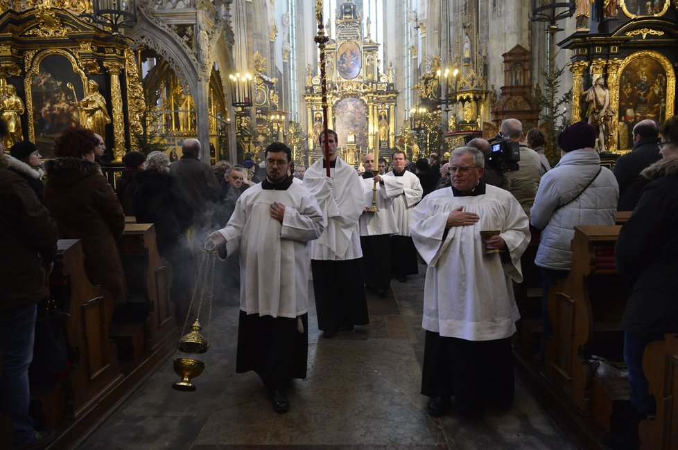 V průvodu za rakví kromě kardinála Dominika Duky i ministranti