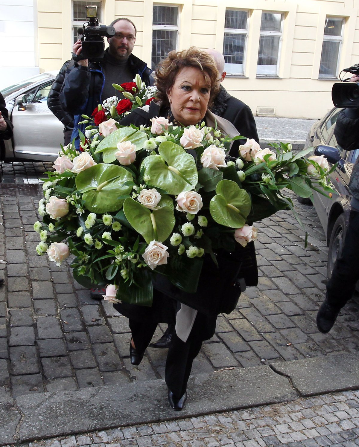 Jiřina Bohdalová milované kolegyni a kamarádce přinesla tak obrovskou kytici, že ji sotva unesla a takřka nebyla vidět.