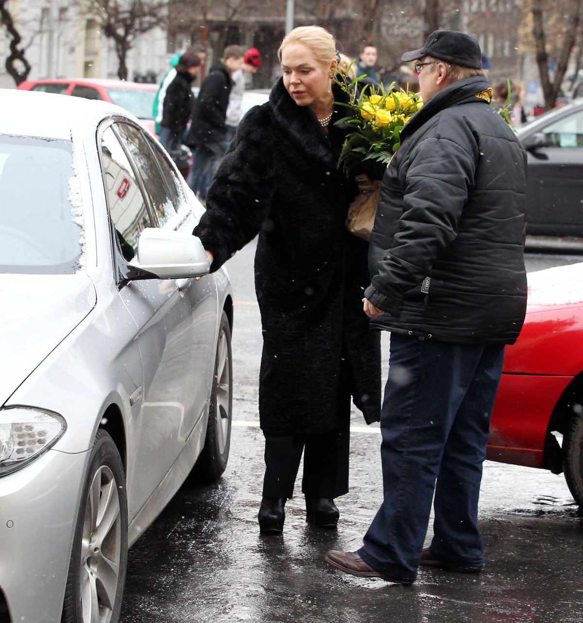 Dagmar Havlová přivezla kytici žlutých květů.