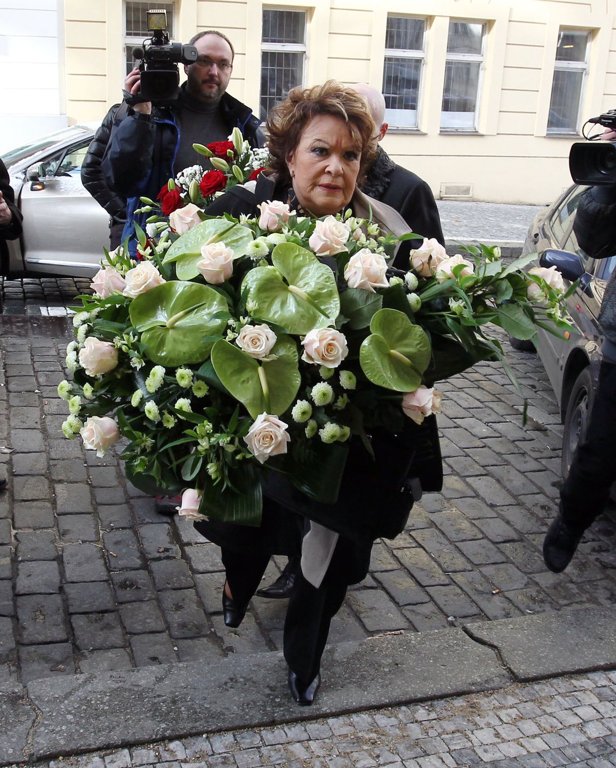 Jiřina Bohdalová své kamarádce přivezla obří kytici květin.