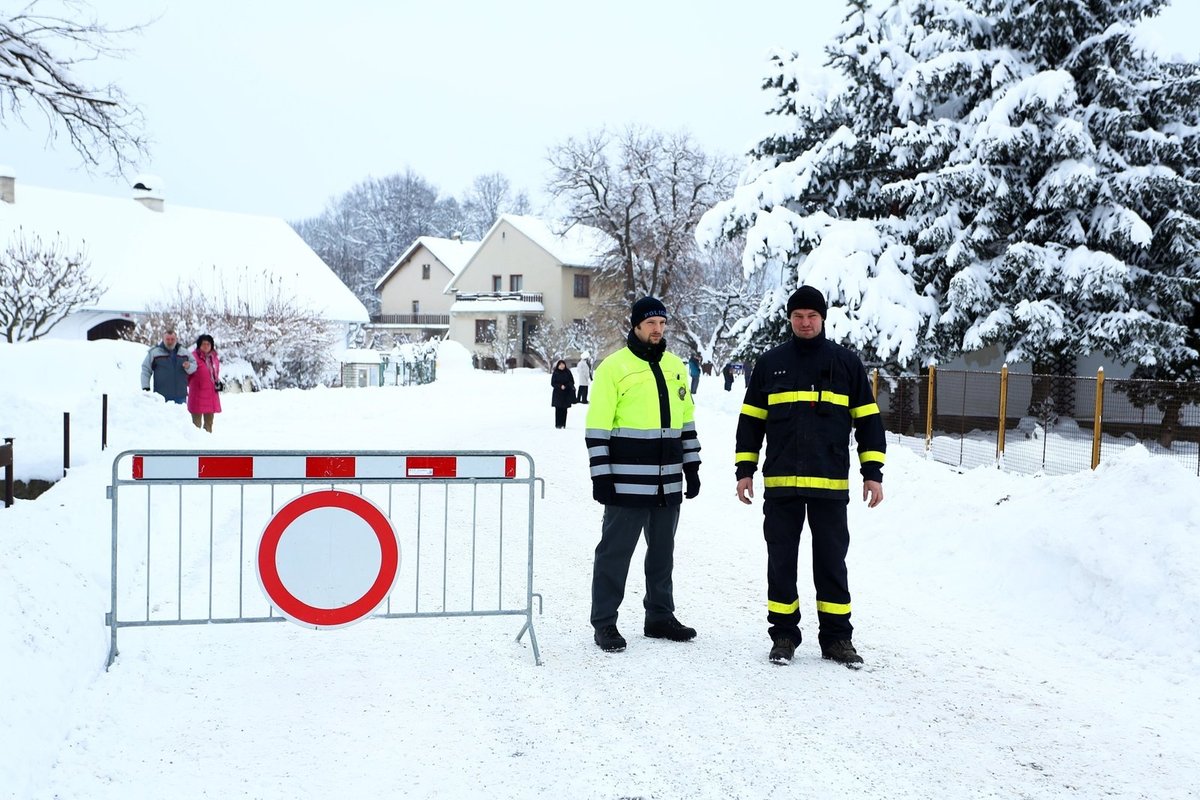 Policie vjezdo do vesnice uzavřela.