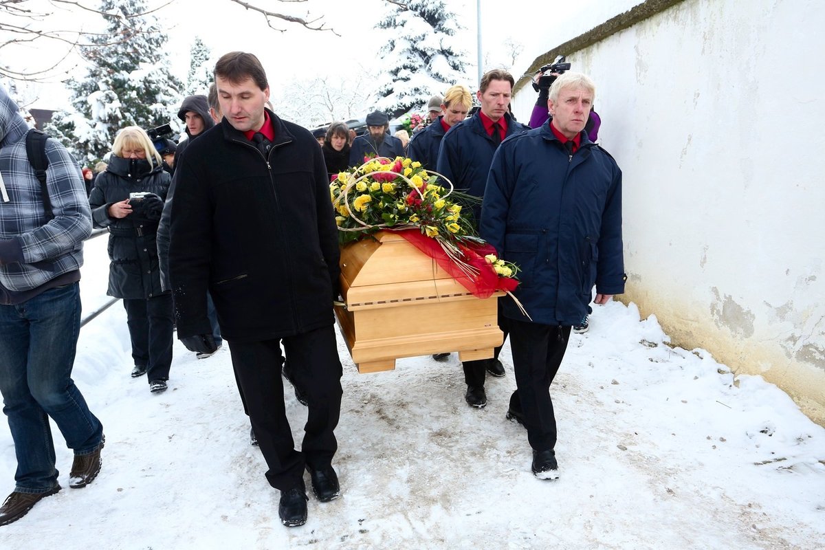 Rakev odnesli přítelé Jiřiny Jiráskové do kostela.