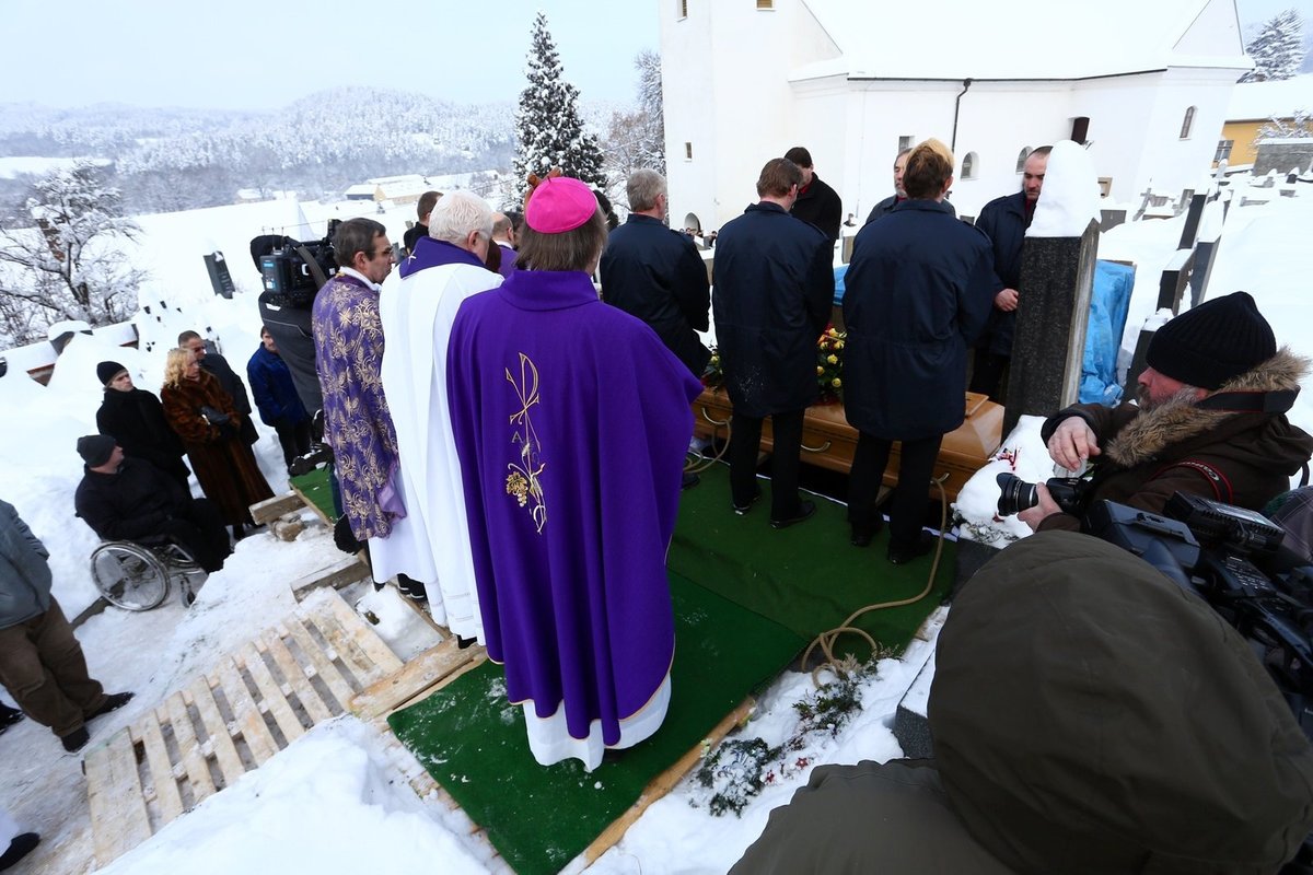 Pohřeb Jiřiny Jiráskové v jihočeských Malenicích.