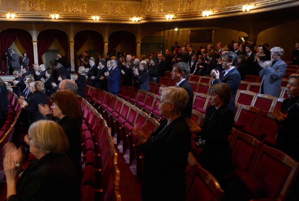 Zpola zaplněné Vinohradské divadlo tleskalo památce Jiřiny Jiráskové vestoje