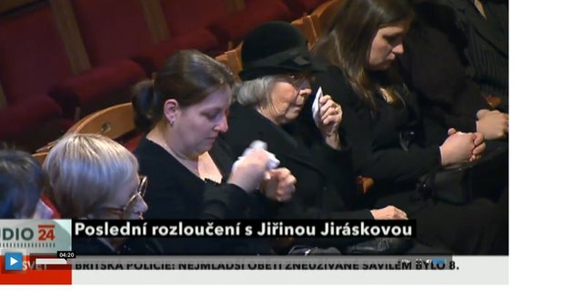 Drobná dáma v černém klobouku připomínala Jiřinu Jiráskovou