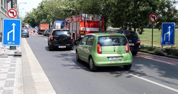 Radnice Prahy 14 řeší způsob jak zklidnit dopravu v Hostavicích. (ilustrační foto)