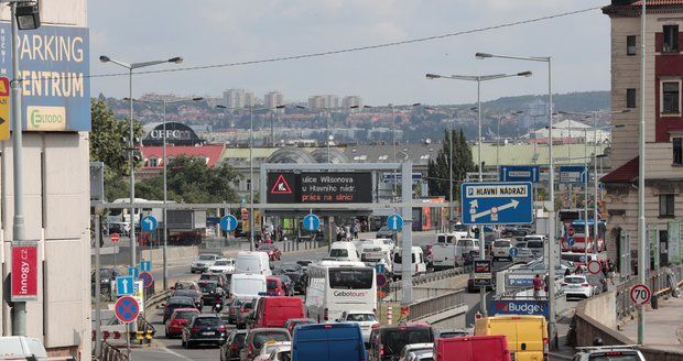 Doprava v Praze totálně zkolabovala! Ucpané centrum i magistrála, MHD nabrala velké zpoždění