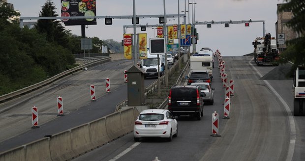 Uzavírky v pondělí způsobily kolaps dopravy v centru Prahy.