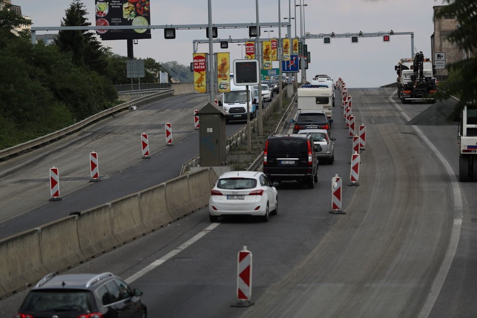 Uzavírky způsobily kolaps dopravy v centru Prahy.