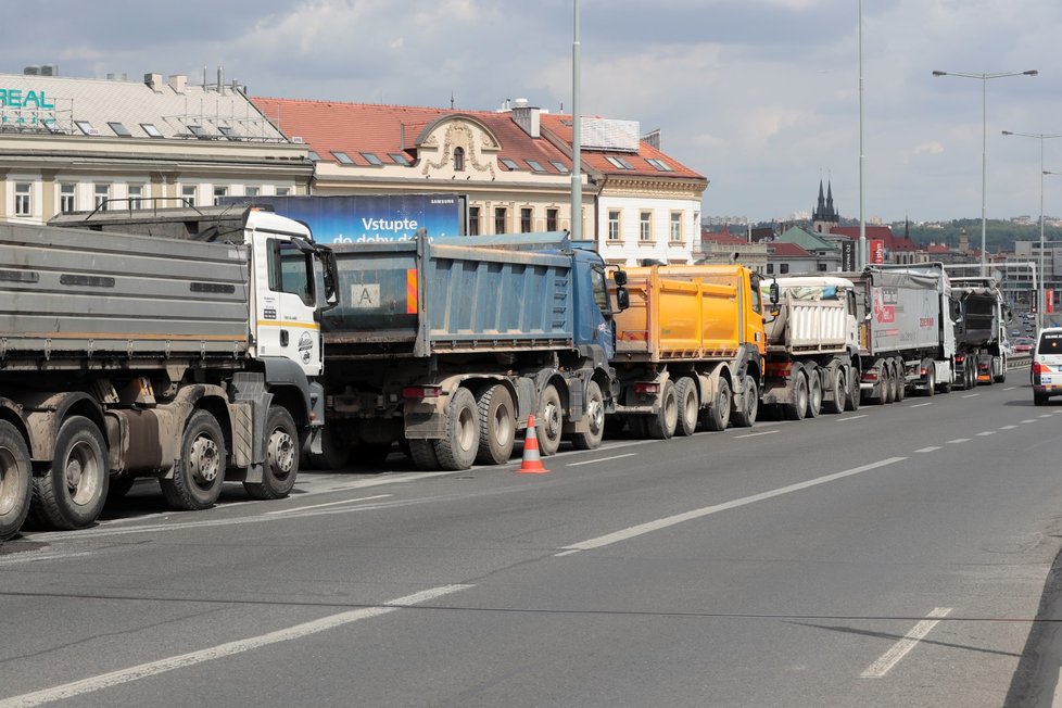 Uzavírky v pondělí způsobily kolaps dopravy v centru Prahy.