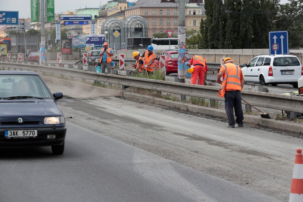 Uzavírky v pondělí způsobily kolaps dopravy v centru Prahy.