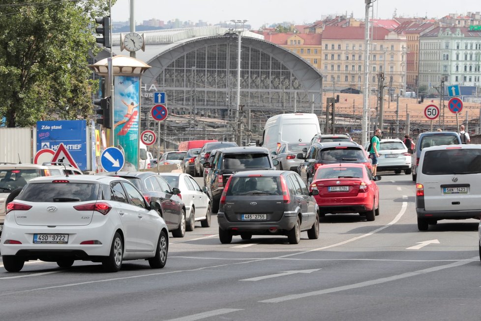 Uzavírky způsobily kolaps dopravy v centru Prahy.