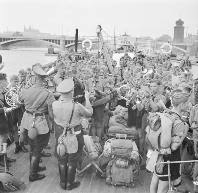 Nedaleko Jiráskova mostu Praha roku 1941 pamatuje také příjezd Hitlerovy mládeže – takzvané Hitlerjugend.