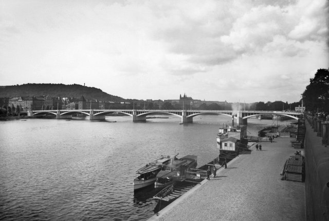Jiráskův most s náplavkou roku 1933.