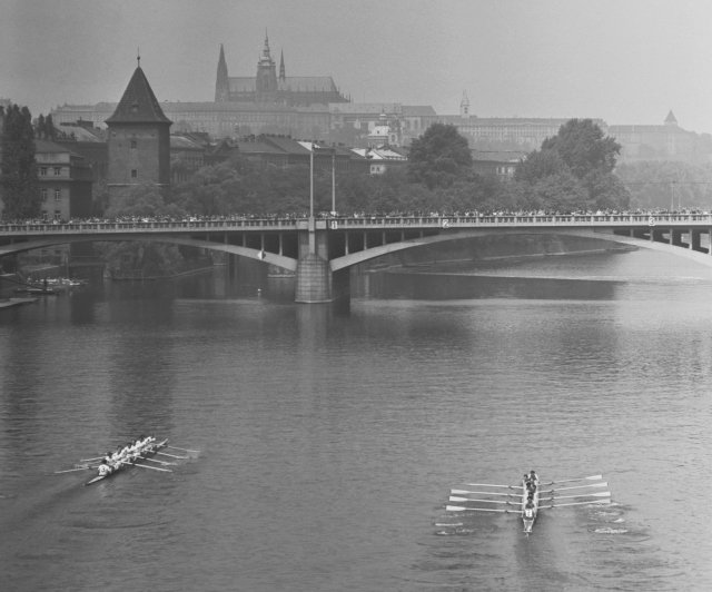 Pražské primátorky u Jiráskova mostu, rok 1957.