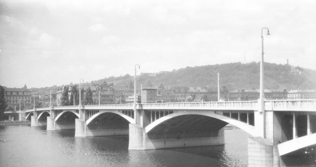 Jiráskův most na snímku z roku 1948.