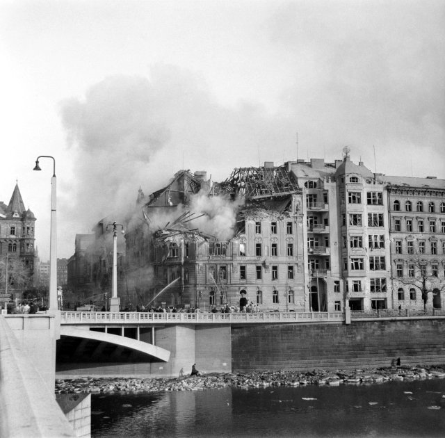 Následky bombardování roku 1945 u Jiráskova mostu