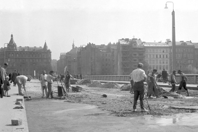 Oprava Jiráskova mostu roku 1946