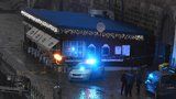 Dělostřelecký granát ve Vltavě: Policie uzavřela Jiráskův most a Rašínovo nábřeží