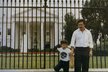 Drogový král Pablo Escobar s malým Sebastiánem.