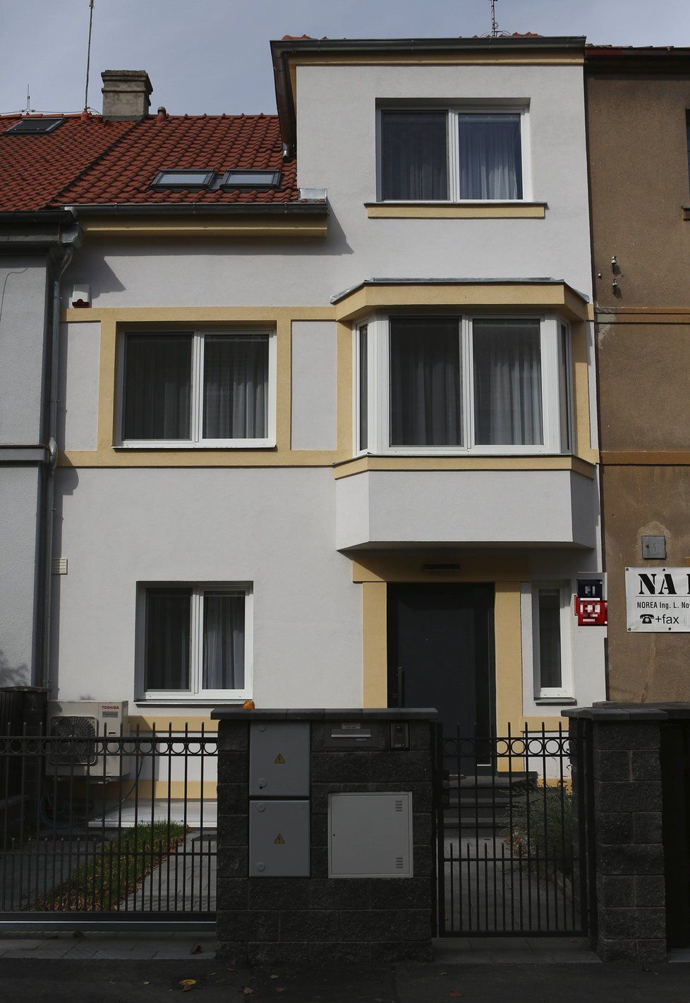 Praha 6: V nenápadné řadovce  rodina bydlí, mají v ní ale veškerý luxus.